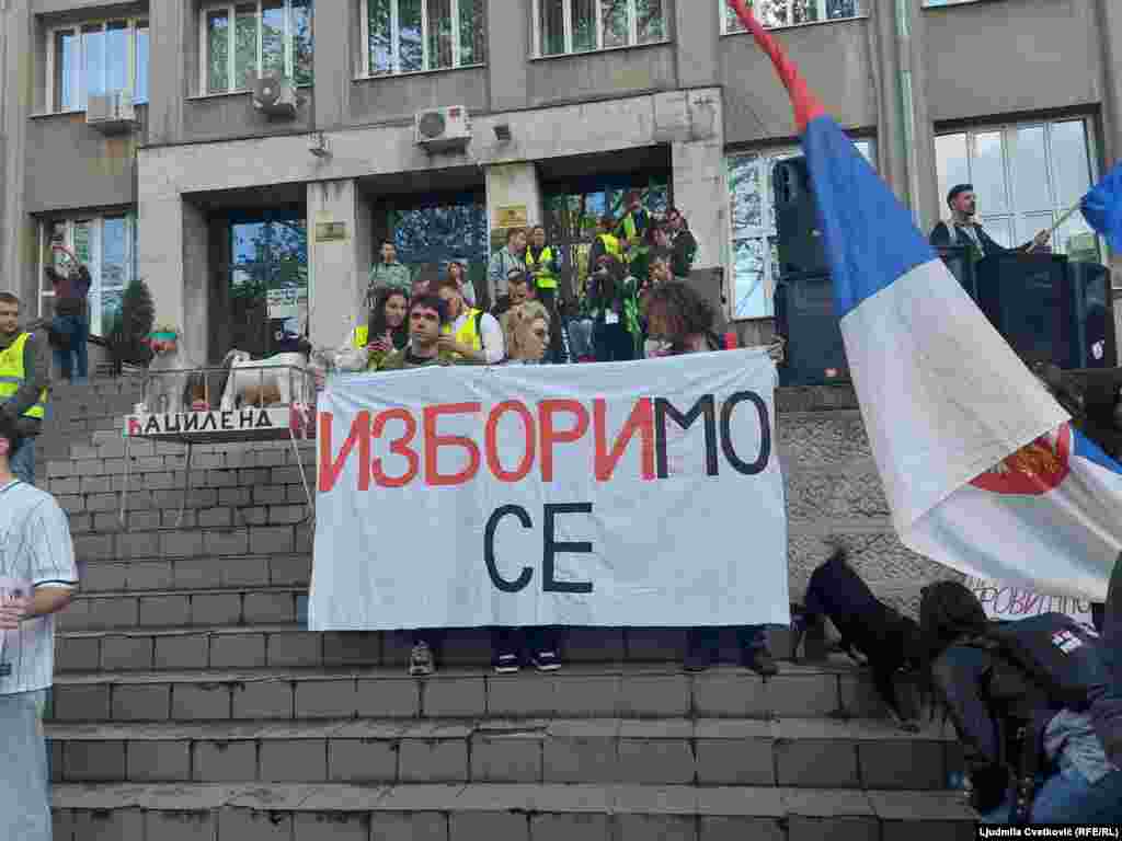 Grupa studenata nosi transparent sa porukom "Iznorimo se". 