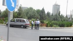 turkmenistan -- turkmen police penalizing driver
