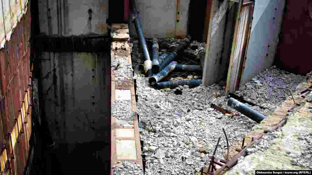 Reaktornıñ damında. Töpeden aşağı baqış