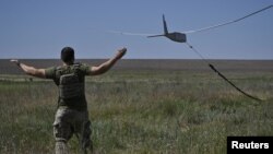 Украински военен тества американски разузнавателен дрон RQ-20 Puma в Донецка област, 13 юни 2024 г.