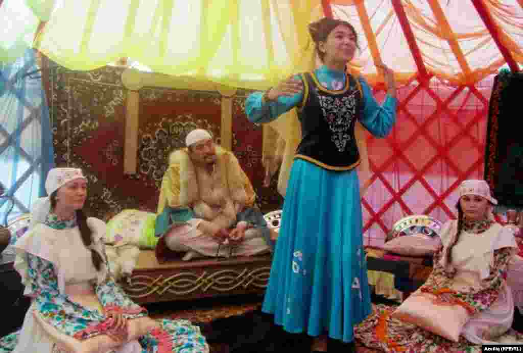 Тара шәһәре яшьләре хан тирмәсендә "Сүзге" спектаклен уйный