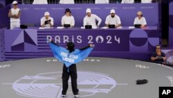 منیژه تلاش دختر افغان که در بازی‌های المپیک پاریس به رسم اعتراض به وضعیت حقوق بشر با نشان دادن پیامی توجه جهانیان را جلب کرد اما از ادامّ شرکت در رقابت منع شد.