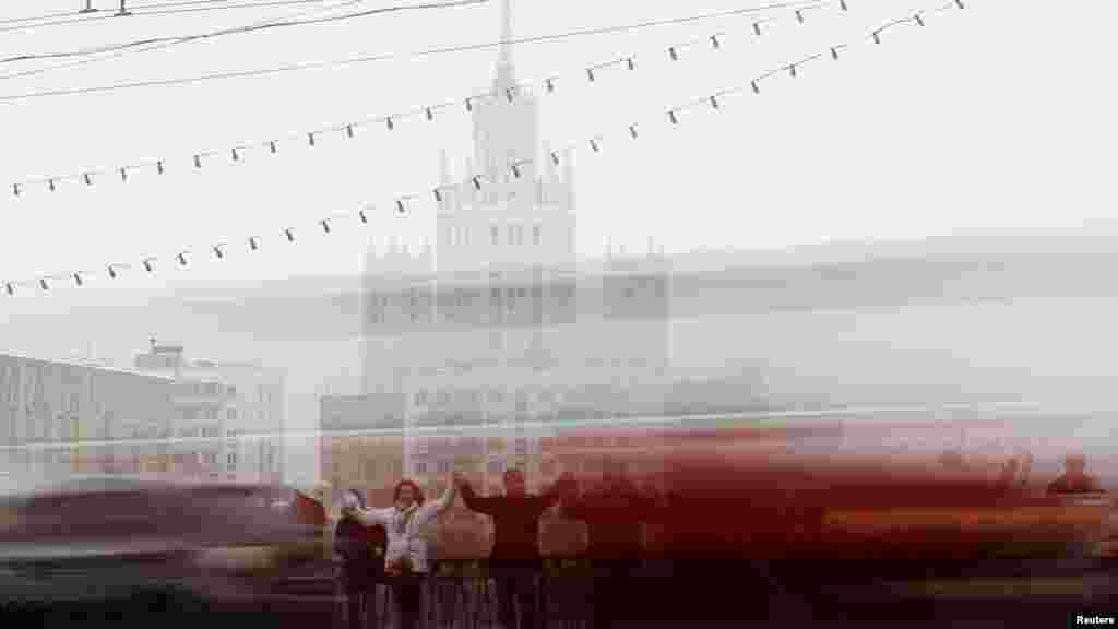 "Белое кольцо" в Москве 26 февраля, в преддверии президентских выборов. (Reuters/Денис Синяков)