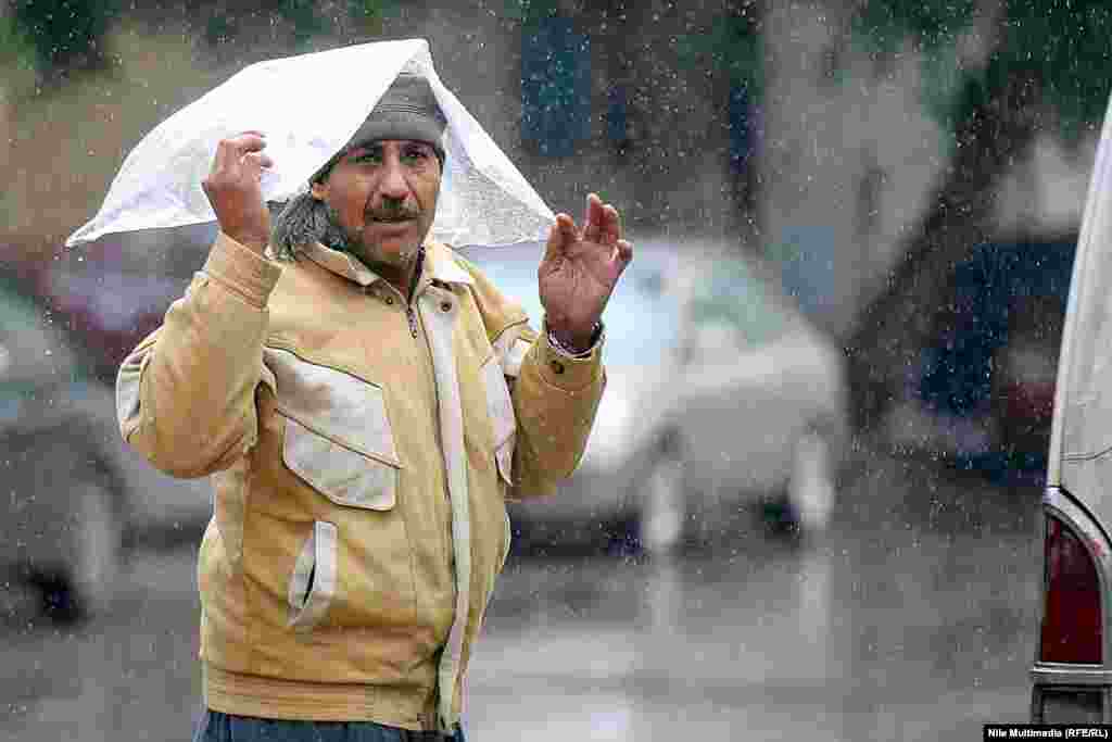 Ситный дождь &mdash; мелкий дождь, как будто &laquo;просеянный сквозь сито&raquo;