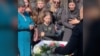 Persoane în doliu la funeraliile Annei Iefimenko, o tânără mamă care a fost ucisă pe 18 mai în timp ce își proteja fiul în vârstă de patru ani, lângă Kiev.