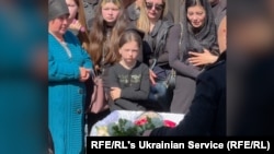Persoane în doliu la funeraliile Annei Iefimenko, o tânără mamă care a fost ucisă pe 18 mai în timp ce își proteja fiul în vârstă de patru ani, lângă Kiev.