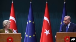 Ýewropa Komissiýasynyň prezidenti Ursula fon der Leýen we Türkiýäniň prezidenti Rejep Taýyp Erdogan. 2024-nji ýylyň dekabr aýy, Ankara