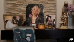 Fotografia unei victime a exploziei, Jessica Bezdjian, o soră medicală, în casa părinților ei din Bsalim, Liban, la 2 august 2025.