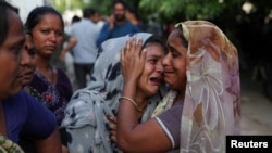 O femeie plângând la aflarea veștii că fratele ei a murit în tragedia aviatică de la Ahmedabad.