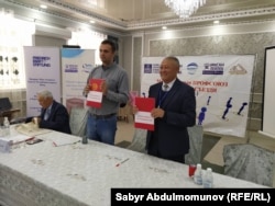 Иван Милых и Жамалидин Ишанкулов после подписания соглашения о сотрудничестве.