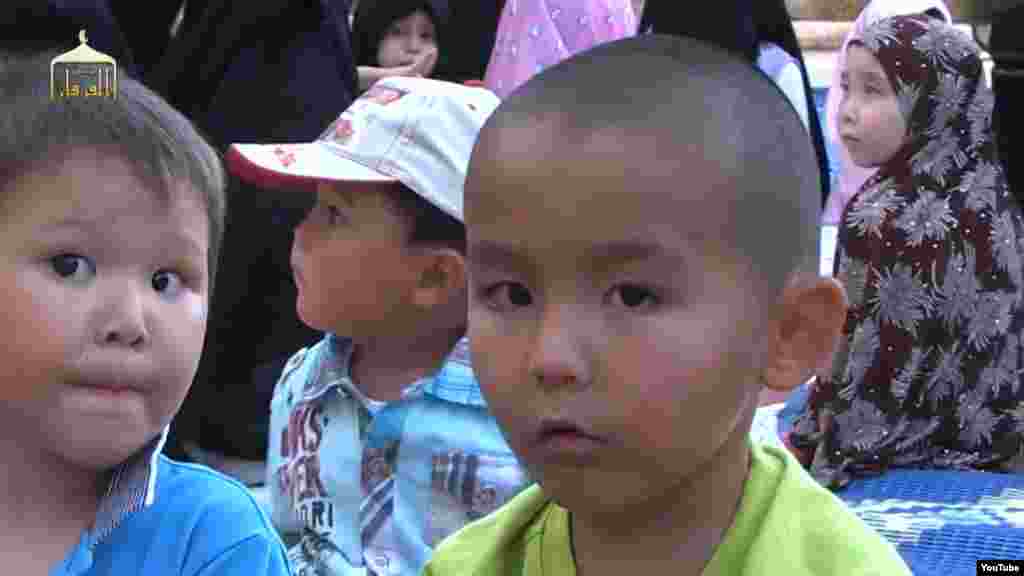 Туысы видеода Құран аяттарын оқып отырған бұл баланы "аты - Әбілқайыр, жасы - алтыда" деп сипаттады. Ол Мәдина Мырзаханованың күйеуі Нұрлан Қаматаевпен бірге жарты жылдай уақыт бұрын "Дубайға емделуге кеткенін" айтты. "Мәдина&nbsp;Мырзаханованың 10 жасар Салтанат есімді үлкен қызы да бірге болуы тиіс" деді туысы. Бірақ видеодағы қыз балалардың көбі оранып алғандықтан туысы олардың арасынан Салтанаттың бар-жоғын тап басып айта алмады.