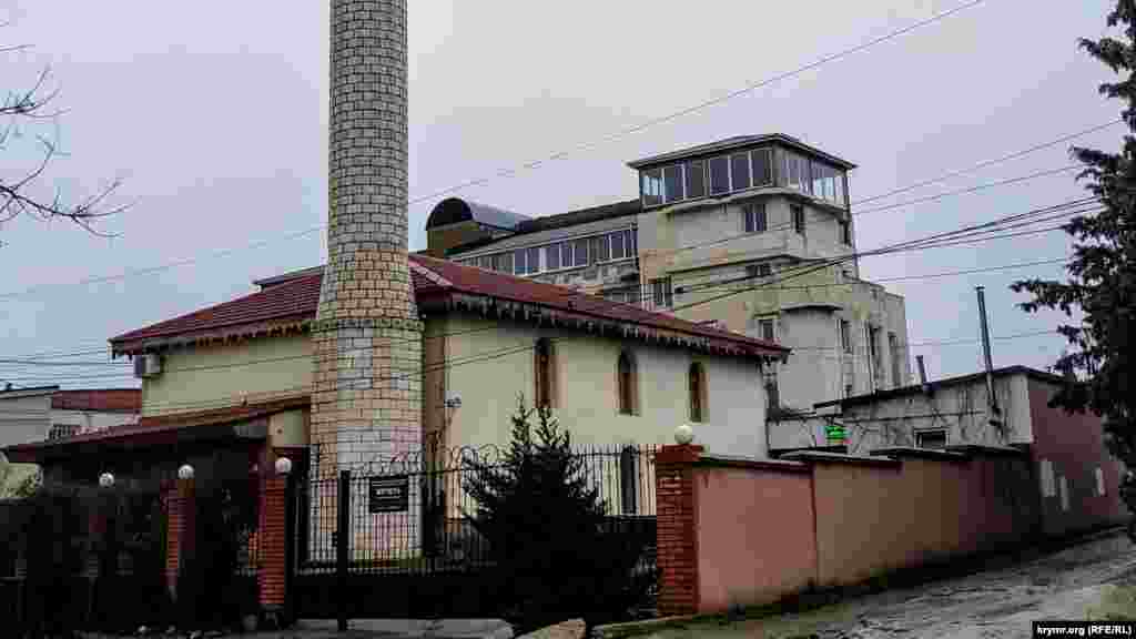 Cami musulman üslübinden qurulğan. 1930-ıncı yıllarğa qadar mında eki qatlı bina bar edi, yanında da Orta Qulle qullesi bar edi. Caminiñ azbarında çeşme yapıldı
