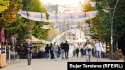 Qytetarë duke ecur në Mitrovicën e Veriut. Fotografi nga arkivi.