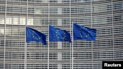 ევროკავშირის დროშები ბრიუსელში, ევროკომისიის შტაბ-ბინასთან