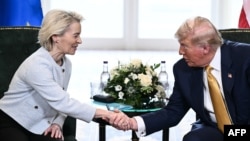 Președintele american, Donald Trump, și președinta Comisiei Europene, Ursula von der Leyen, bat palma la întâlnirea lor din Scoția pe 27 iulie 2025, convenind asupra acordului-cadru comercial