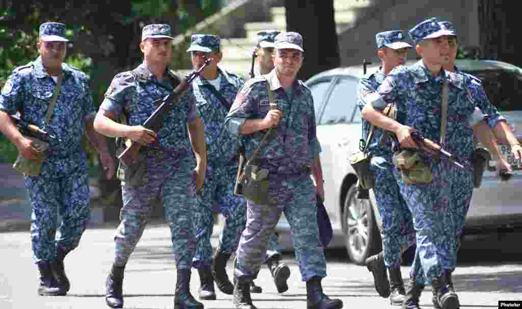Вооруженные сотрудники полиции у захваченного&nbsp;активистами движения "Учредительный парламент" здания полиции.
