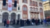 Одавање почит на жртвите во Нови Сад пред Ректоратот на Универзитетот во Белград, 6 јануари 2025 година