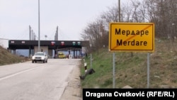 Pikëkalimi kufitar ndërmjet Kosovës dhe Serbisë në Merdare. 