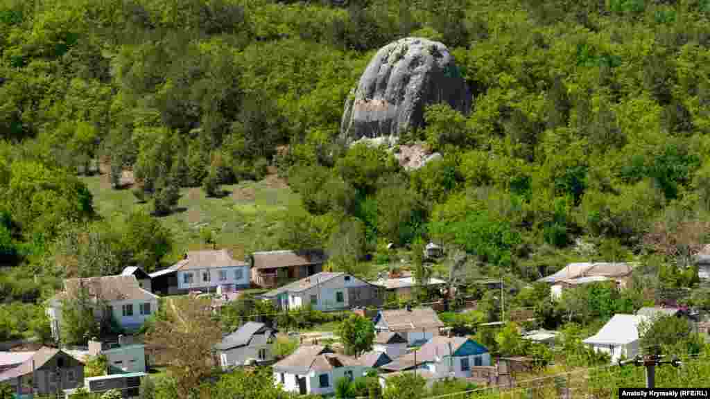 Сільські подвір'я займають протилежну від сфінксів сторону долини
