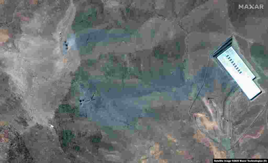 კრატერები და ფერფლი ფორდოს კომპლექს აშშ-ის დარტყმების შემდეგ გადაღებულ ფოტოებზე.