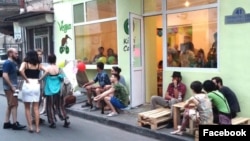 Вегетарианское кафе, на которое минувшей ночью было совершено нападение, мало известно широкой публике, однако снискало популярность у грузинских анархистов и левых