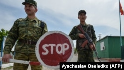 Тажикстан менен чек арада турган жоокерлер.  Баткен. Архивдик сүрөт.