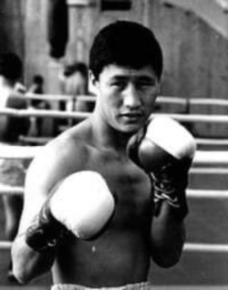 Адылкан Бекболотов спорт залында.