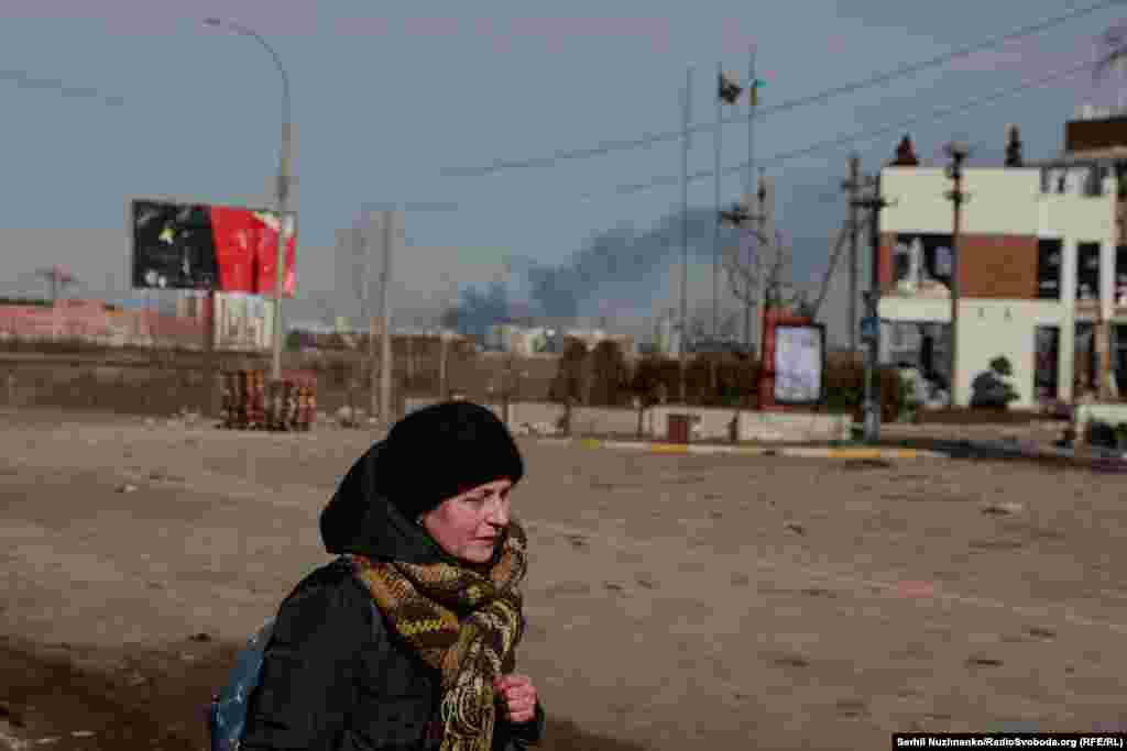 Раманаўка, на першым фота на гарызонце бачны пажар у акупаванай Бучы.Зьлева — фота 7 сакавіка 2022 году, справа — з сакавіка 2025 году