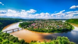 Панорама Заліщиків, міста в каньйоні ріки Дністер