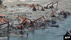 د خیبر پښتونخوا په خیر اباد کې خلک په کابل سیند کې د سرو زرو د ټوټو موندلو هڅې کوي - د فبرورۍ اتمې انځور. 