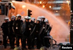 Tunuri cu apă și gaze lacrimogene contra manifestanților violenți de la protestul anti-restricții de la Bruxelles, de duminică, 21 noiembrie 2021.