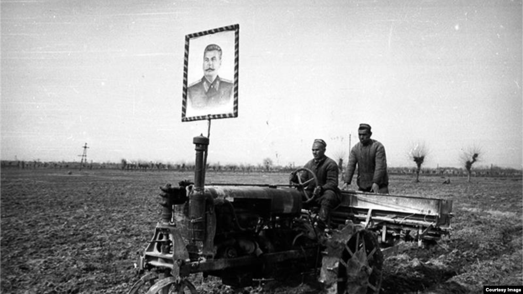 Ўзбеклар юз йил олдин қандай яшаган? Паранжилар йўқолиб, тракторлар пайдо бўлаётган даврни акс эттирган сураткаш Макс Пенсон объективидаги Ўзбекистон.