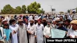 همزوني قبایل وايي، که د هغوی د قبیلې خلک څه ګناه لري نو پولیسو ته دې وسپارل شي او که بې ګناه وي نو خوشې دې کړل شي.