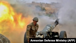 NAGORN-KARABAKH -- A serviceman of Karabakh's Defence Army fires an artillery piece towards Azeri positions during fighting, September 28, 2020.