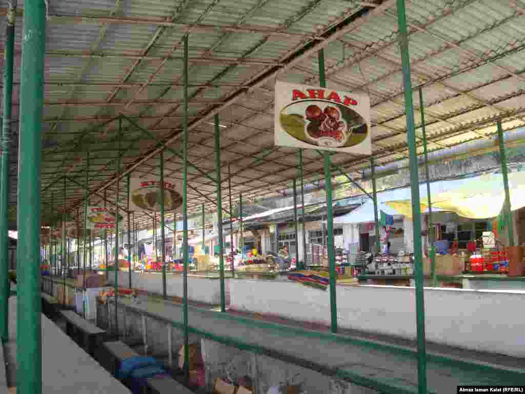 Когда-то тут шумел фруктовый ряд, а сейчас почти все торгуют на проезжей части...