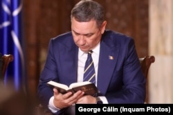 La dezbaterea electorală organizată de TVR 1, Victor Ponta și-a adus Biblia din care a și citit.