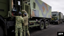 Militari olandezi pregătind un transport de sisteme de apărare antiaeriană pentru Ucraina, la 19 noiembrie 2025. 