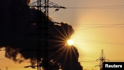 پر لفیف د روسیې تر برید وروسته د ښار له یوې برخې لوګی خېژي - د نومبر ۱۹مې انځور. 