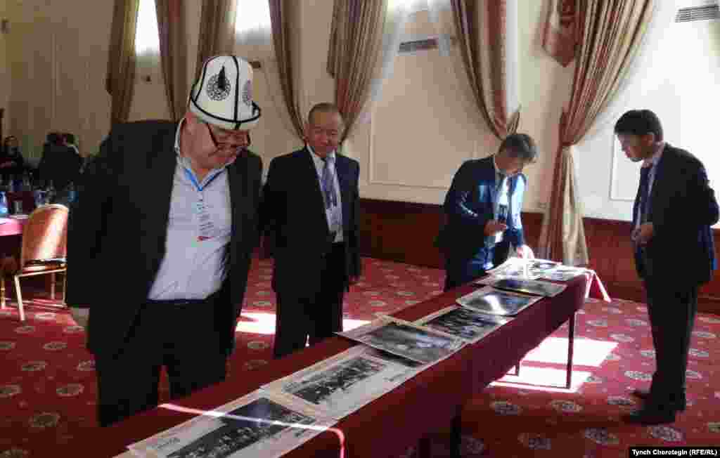 "Сталиндик репрессиянын күнөөсүз курмандыктары элдин эсинде" аттуу эл аралык илимий жыйын маалындагы сүрөт көргөзмөсүндө. Бишкек. 08.11.2017.