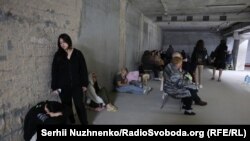 Киевляне укрываются в паркинге во время воздушной тревоги. 17 июня 2025 года