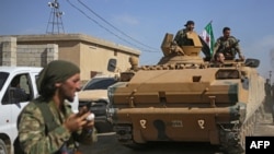 جنگجویان سوری و ترکیه در نزدیکی شهر مرزی سوریه ۱۲ اکتبر ۲۰۱۹ 