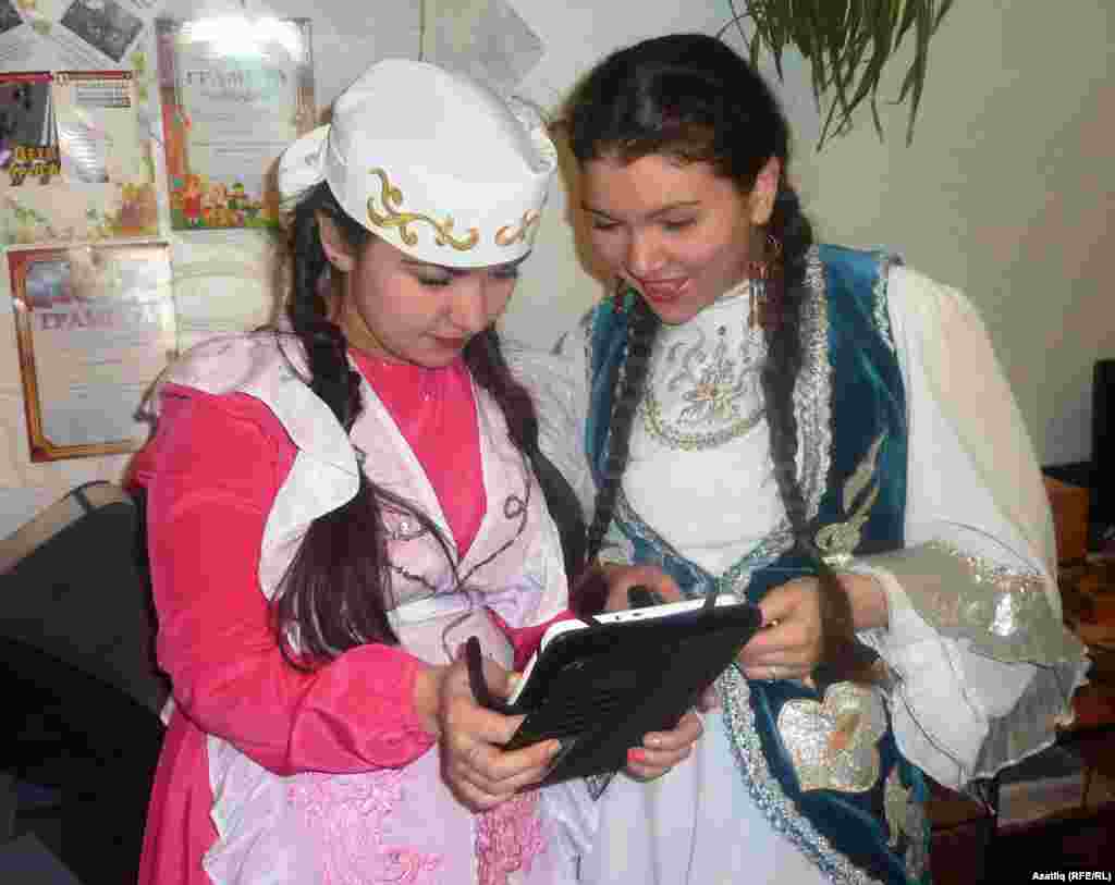 "Умырзая" кызлары.