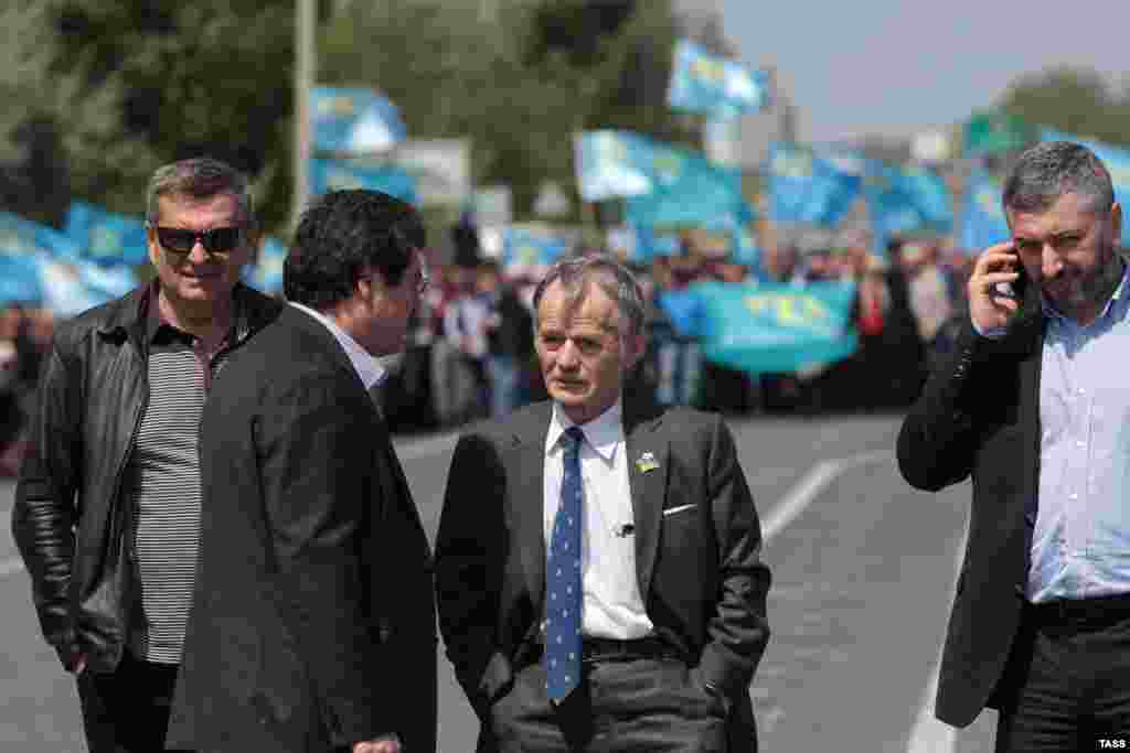 &laquo;Він (Джемілєв &ndash; КР) був, звісно, дуже радий, що народ так реагує. Він відчував, що ми єдині і що все правильно розуміємо. Коли стало зрозуміло, що його не пропустять, Мустафа-аг'а попросив усіх, хто приїхав на зустріч, повернутися на півострів&raquo;, &ndash; розповідає Мустафа Османов