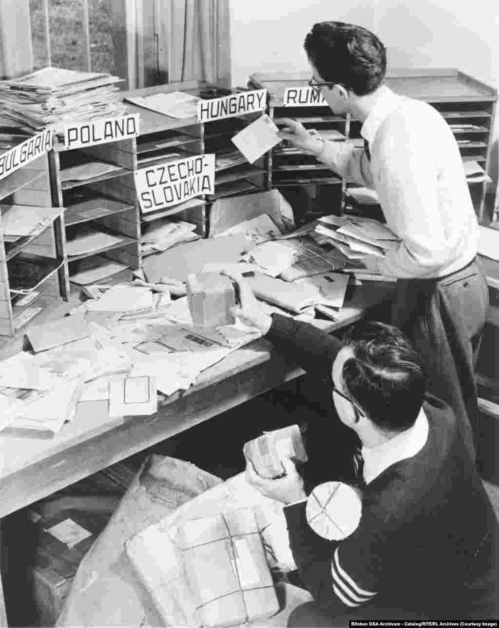 Азат Еуропа қызметкерлері Мюнхендегі штаб-пәтерде хабар таратылатын елдерден келген хаттарды сұрыптап жатыр.