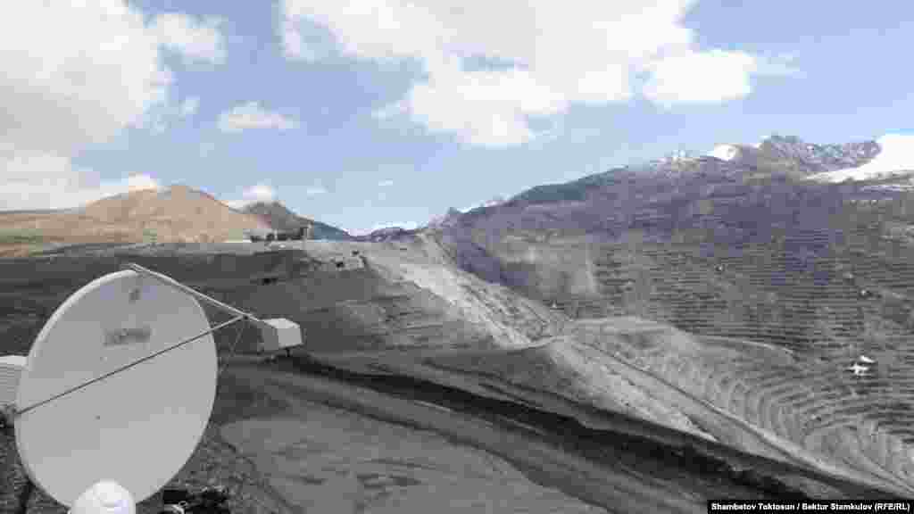 Кыргыз өкмөтү 17-майда "Кумтөргө" убактылуу тышкы башкаруу киргизген.15-майда Кумтөр кениндеги мөңгү, калдык, өндүрүш жана карьер жөнүндө маалымат берип турган системанын компьютерлери өчүп калган. Система 3-4 күндөн кийин калыбына келтирилген, ага чейин ушул жерден кол менен башкарылып турган.