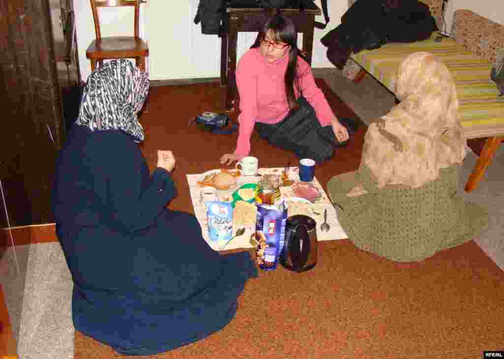 Қазақстандық  босқын әйелдер Азаттық тілшісі Саида Бабамқожаға сұхбат беруде. Брно қаласы, 1 ақпан 2009 жыл - Молодые беженки-мусульманки из Казахстана дают интервью корреспонденту радио Азаттык Саиде Бабамходже в комнате общежития, где они живут. Город Брно, 1 февраля 2009 года. 