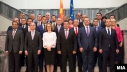 Архивска фотографија - Премиерот Зоран Заев и членови на новата влада веднаш по изборот на нов владин кабинет. 
