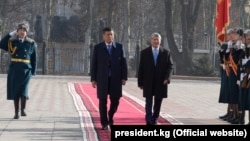 Сооронбай Жээнбеков и Алмазбек Атамбаев. 24 ноября 2017 года. 