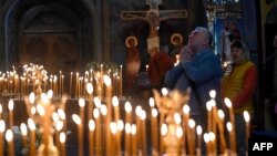 په کییف کې مسیحیان د ایسټر پر مهال په کلیسا کې عبادت کوي - د اپرېل ۲۰مې انځور.
