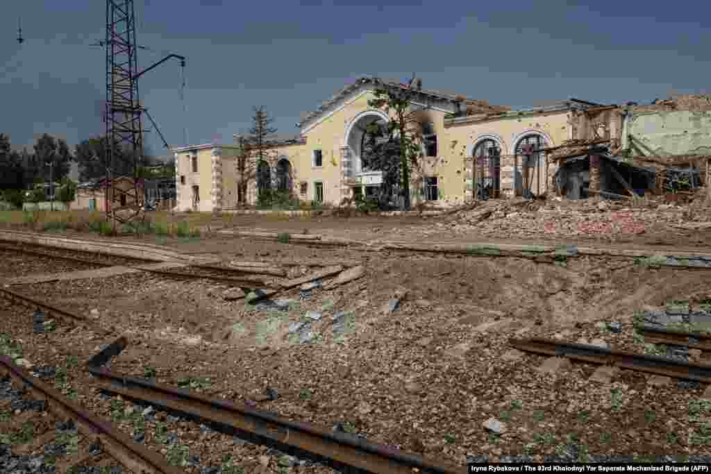 აღმოსავლეთ უკრაინაში, ფრონტის ხაზზე მდებარე ქალაქ კოსტიანტივკაში დანგრეული რკინიგზის სადგური, გადაღებული 30 ივლისს. 5 ოქტომბერს, უკრაინის პრემიერ-მინისტრმა იულია სვირიდენკომ მოუწოდა უკრაინისთვის საჰაერო თავდაცვის გაზრდისკენ რკინიგზაზე თავდასხმების საპასუხოდ, ტაქტიკას, რომელსაც მან „სისასტიკის დოქტრინა“ უწოდა.